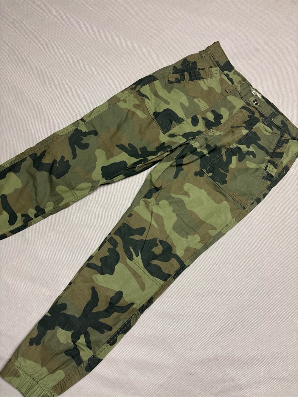 Signature Levi’s Gold Camouflage Cargo Pants- Green Camo Size 34  28in inseam